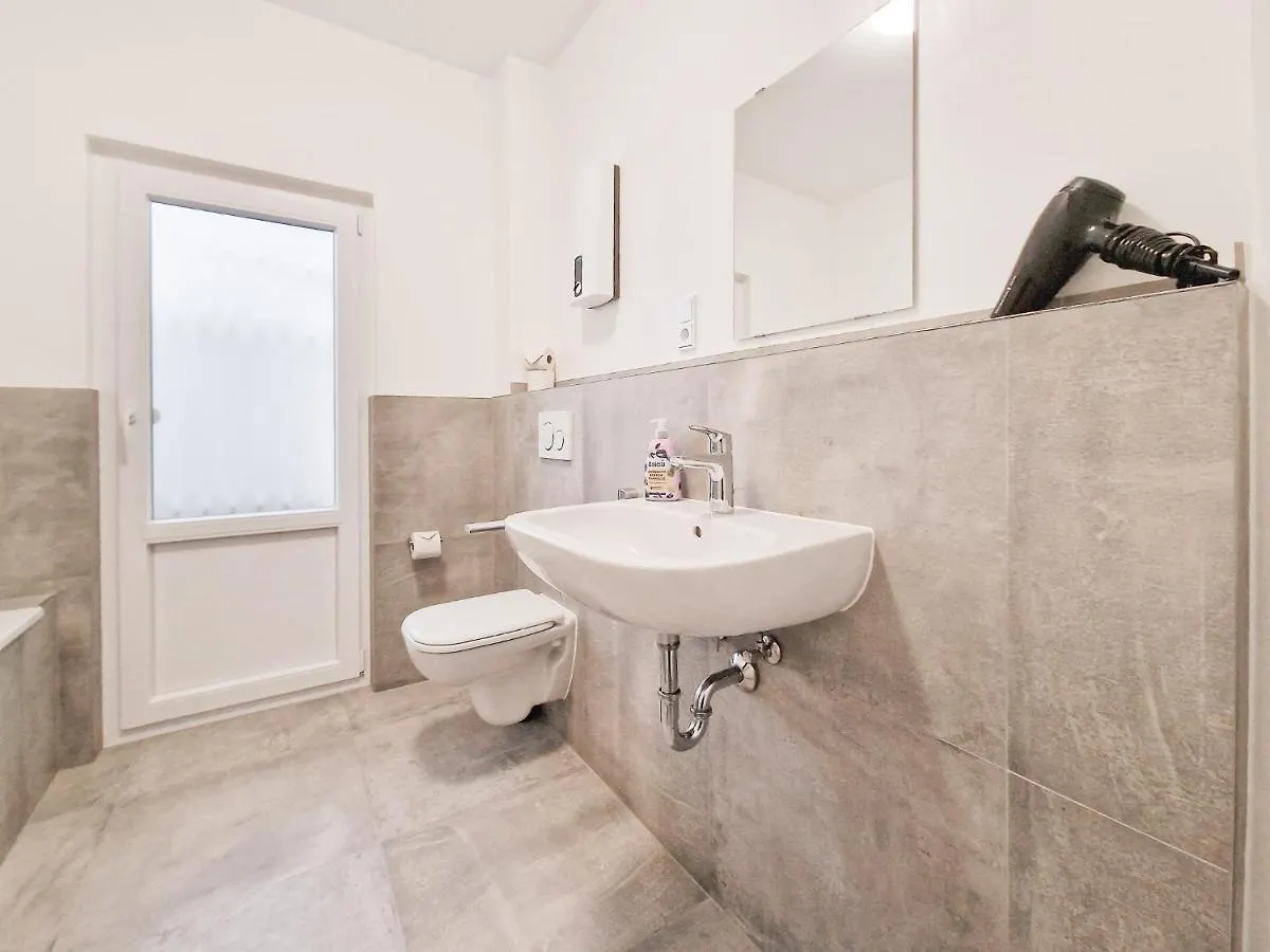 Raj Living - City Apartment With 3 Rooms - 15 Min Messe Dus & 10 Min Old Town Dus Düsseldorf 0*,  Alemania